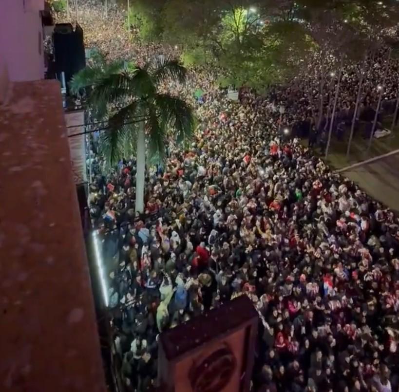 开云app-时隔十六年再度晋级世界杯，巴拉圭街头夜晚万人空巷进行庆祝